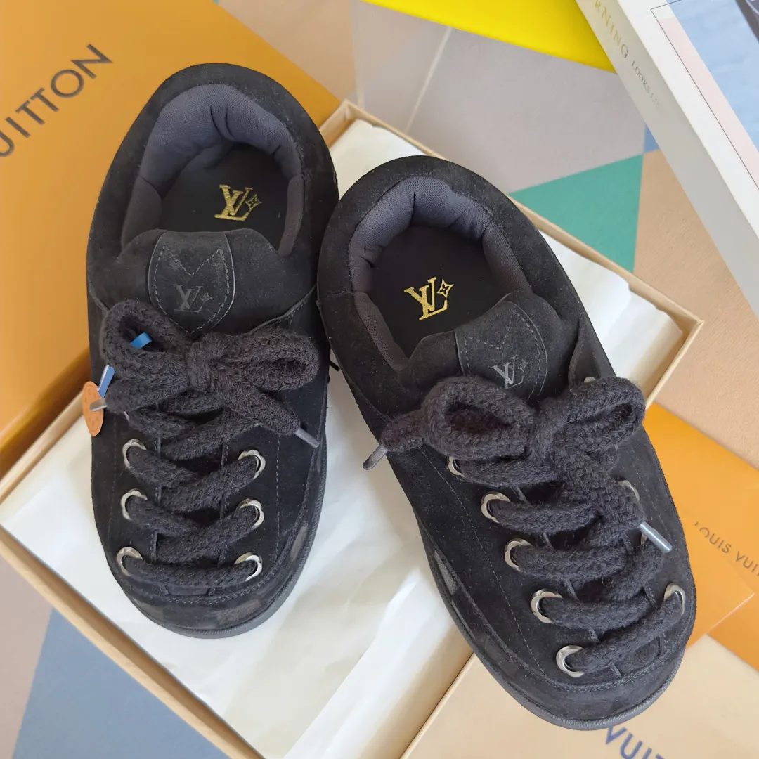 [L Family x Ingo joint model] Top P: 820💰 ▪️Size: Women's 35-40 (customized at 41.42 for women). Men's 39-44 (customized at 38.45.46) LV x Ingo joint model Top version Fatty Forrest Gump shoes Thick sole Couple model Casual sports shoes Original purchase and development Production LV Yeti lace-up shoes from LV Yeti The series combines Japanese "small feet" fashion aesthetics with classic Louis Vuitton elements in avant-garde strokes, subtly paying tribute to the traditional Japanese culture of taking off shoes when entering the house. The suede cow leather is partially embossed with Nigo's reinterpreted Damier pattern, and the comfortable casual shoe configuration highlights street style. Exquisite packaging at the delivery counter🛍📦 ▪️Fabric: Original imported first-layer cowhide ▪️Inner lining: Original custom-made breathable mesh ▪️Sole: Original molded non-slip TPU material ▪️Sole thickness: 5CM
